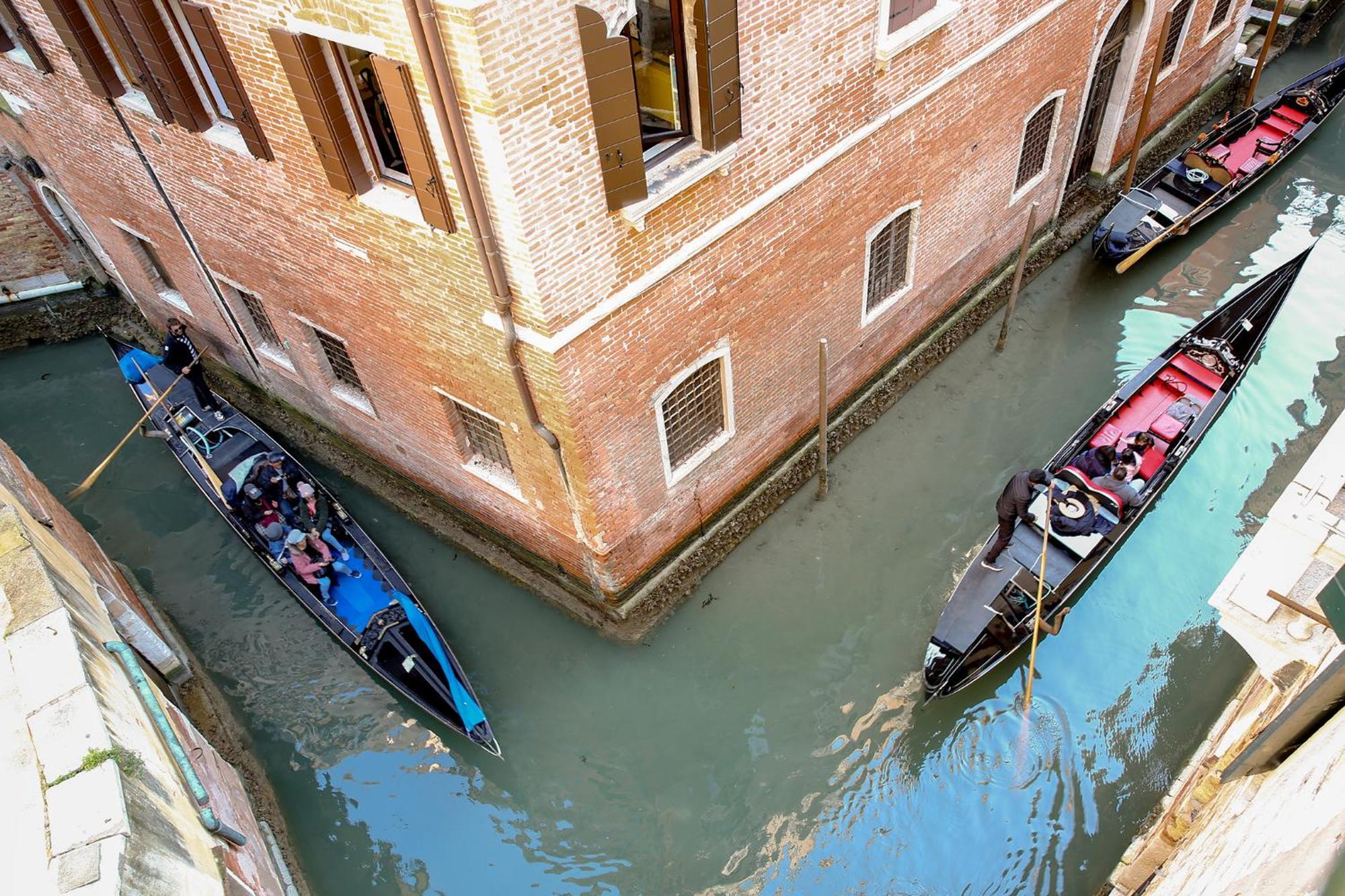 Flat With Canal View Near San Marco Venecia