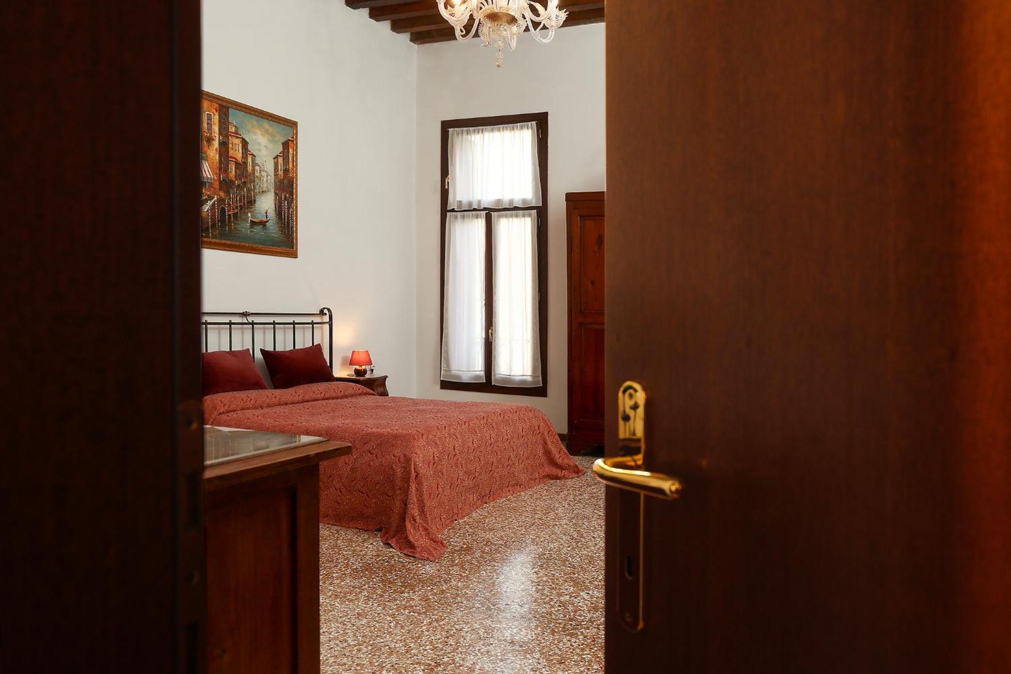 Flat With Canal View Near San Marco Venecia
